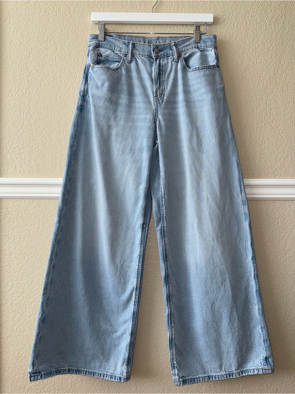 American Eagle Low Rise Ultra Wide Leg Light Wash Size 2 Regular